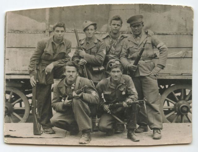 1945: Mazzola (in piedi, il secondo da destra) tra i partigiani a Bussoleno, Val Susa. Alla sua sinistra Frederik.