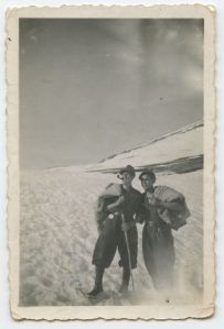  Fine 1944, a Bardonecchia/Frejus con, alla sua destra, un compagno d’armi del corpo degli alpini.